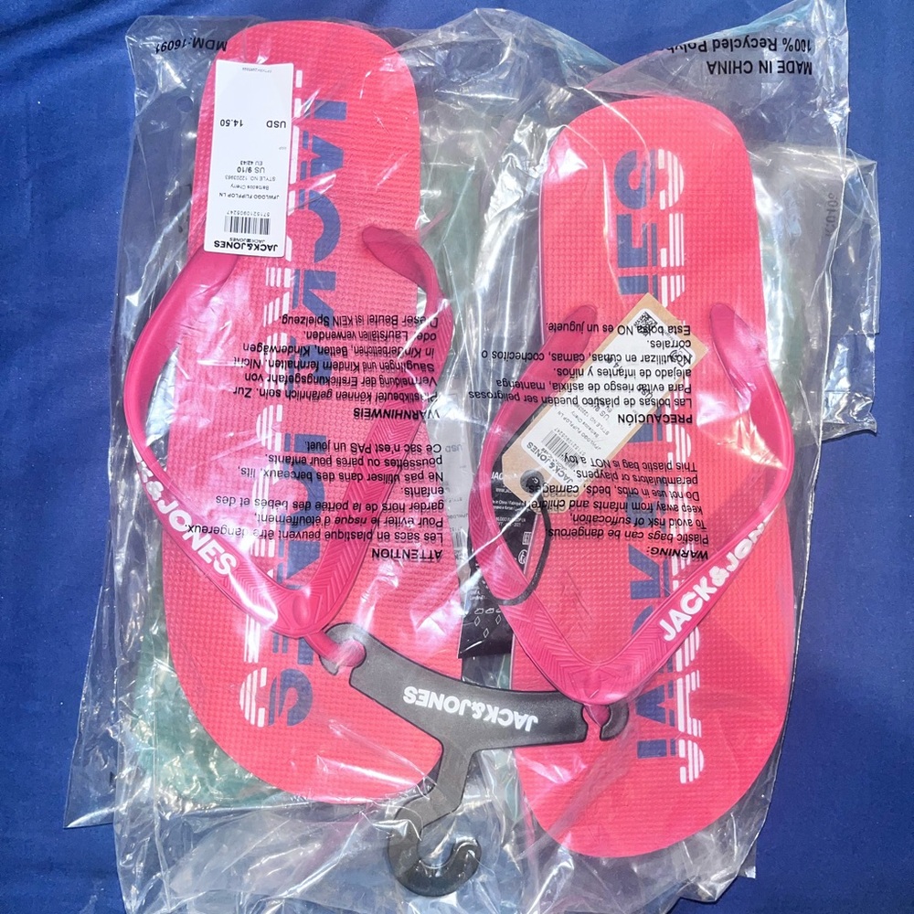 Jack & Jones Sandals ( sold out colorway )
Red size 9-10